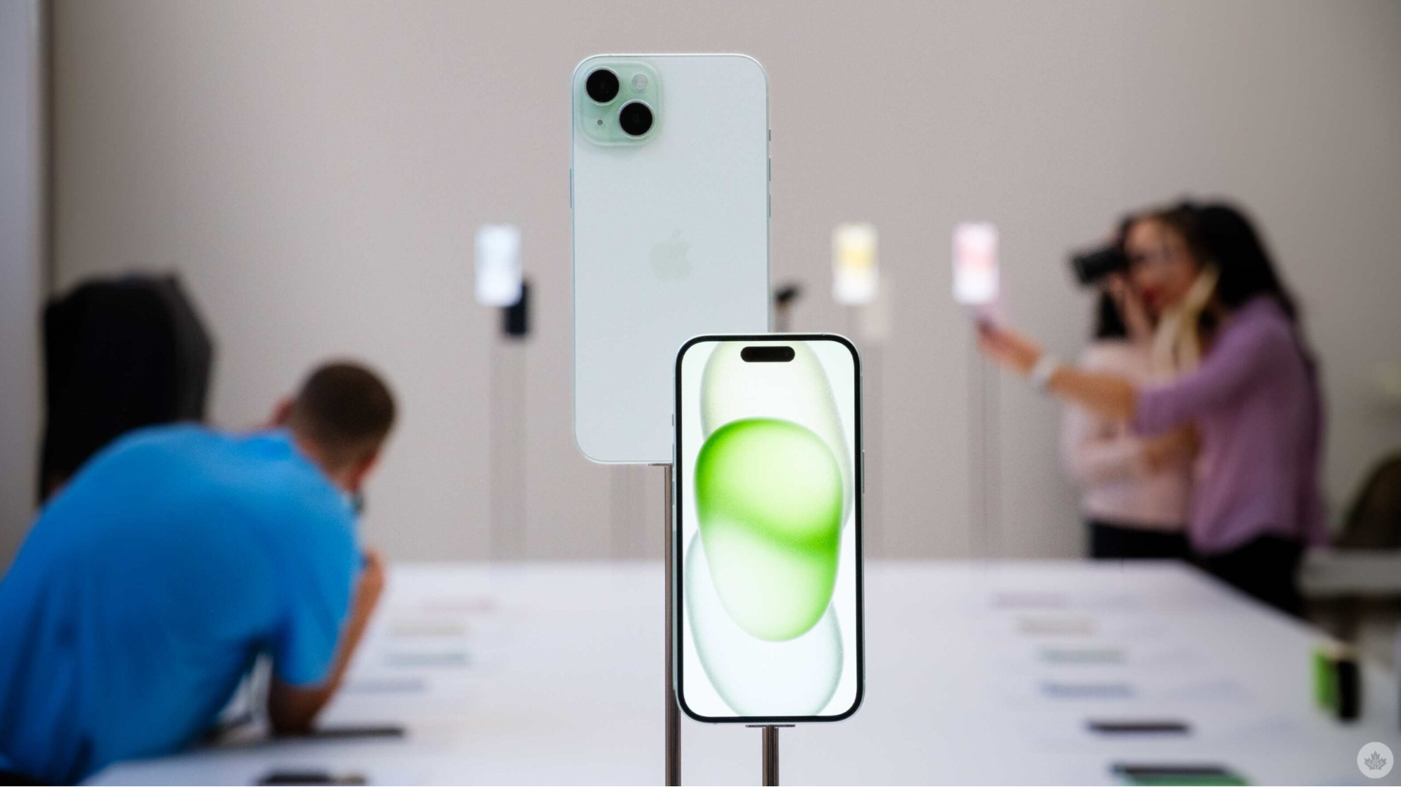 Hình ảnh thực tế của iPhone 15 Plus Xanh Lá được chụp tại Apple Park